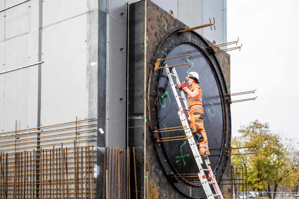 Der Stahlbetonkasten wird 20 Meter in die Erde abgesenkt und der Start des Elbtunnels.