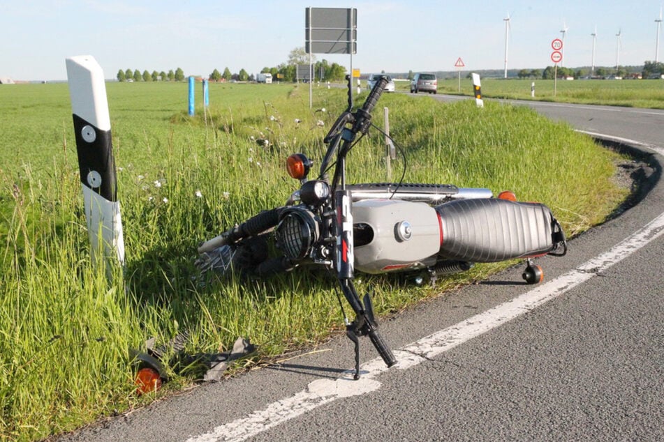 Das demolierte Moped nach dem Unfall am Straßenrand.