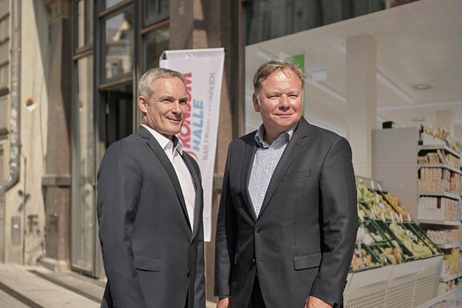 Die Vorstände der Konsum Leipzig eG, Michael Faupel (li.) und Dirk Thärichen vor der neuen Filiale in Halle.