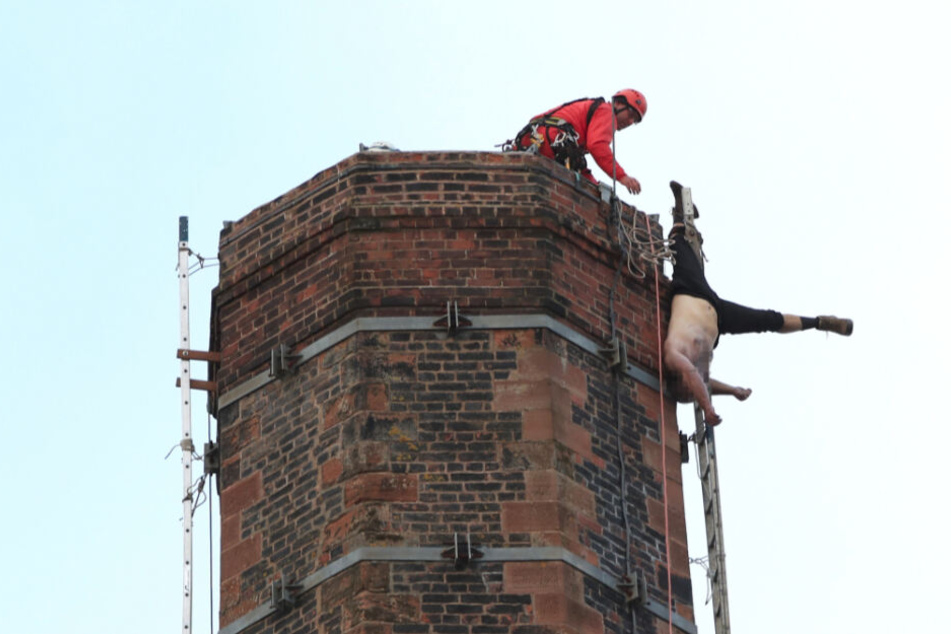 Ein Mitglied des Urban Search and Rescue Teams vom Lancashire Fire and Rescue Service kümmert sich um den Mann. Leider kam die Hilfe zu spät.