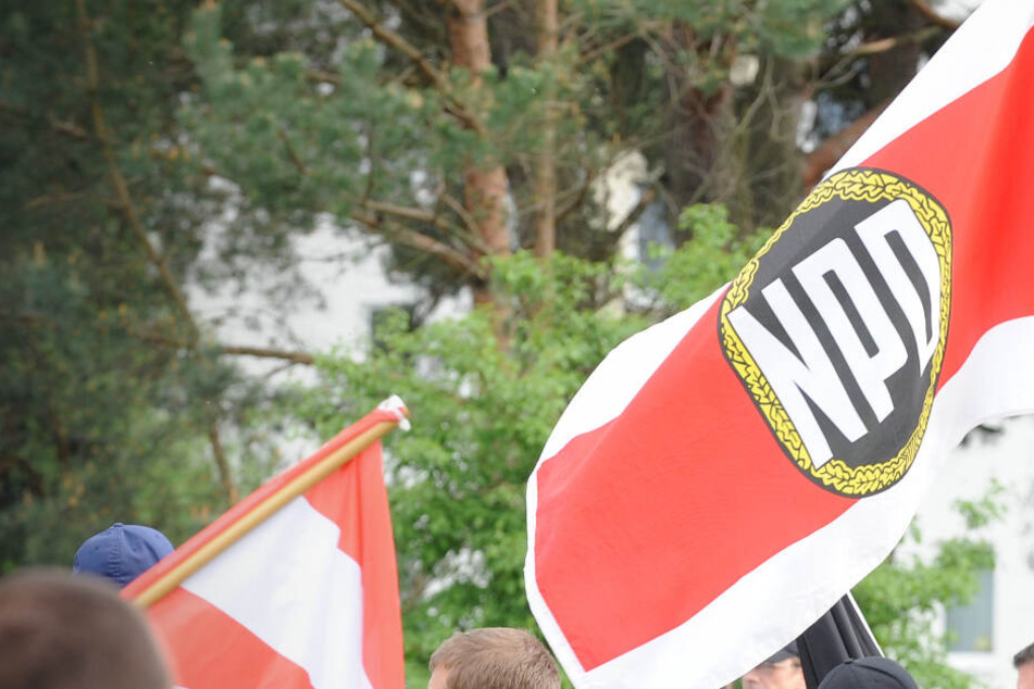 Fahnen werden bei einer Demo im brandenburgischen Eisenhüttenstadt geschwenkt (Archivbild).