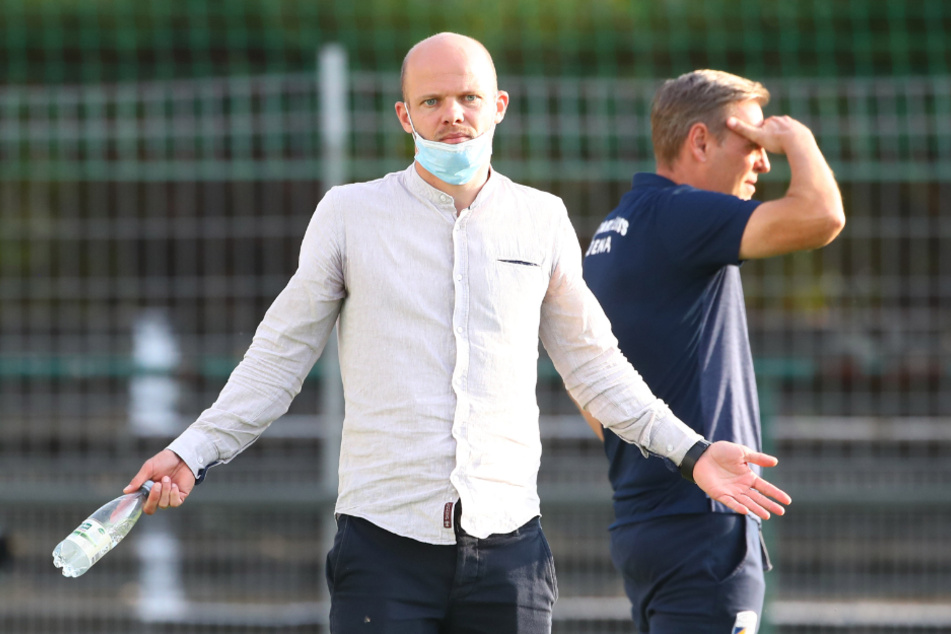 Jenas Sportdirektor Tobias Werner (35, Bildmitte) rechnet mit einer Fortsetzung der Regionalliga Nordost im Frühjahr.