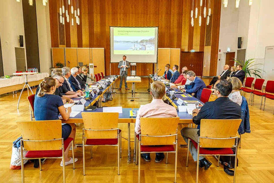 Die Gestaltungskommission tagte am Freitag erstmals öffentlich. Am Tisch saßen Mitglieder der Kommission sowie Mitarbeiter der Verwaltung.