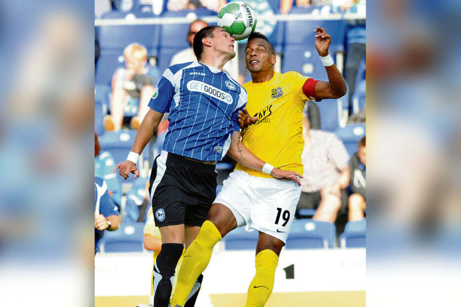 Pascal Testroet (l.) reist heute mit dem FCE Aue auf die Bielefelder Alm. Das Trikot der dortigen Arminia trug der Angreifer 2012/13 und 2014/15. Hier duelliert er sich am 3. August 2012 in einem Drittliga-Spiel mit dem damaligen Saarbrücker Marc Lerandy.
