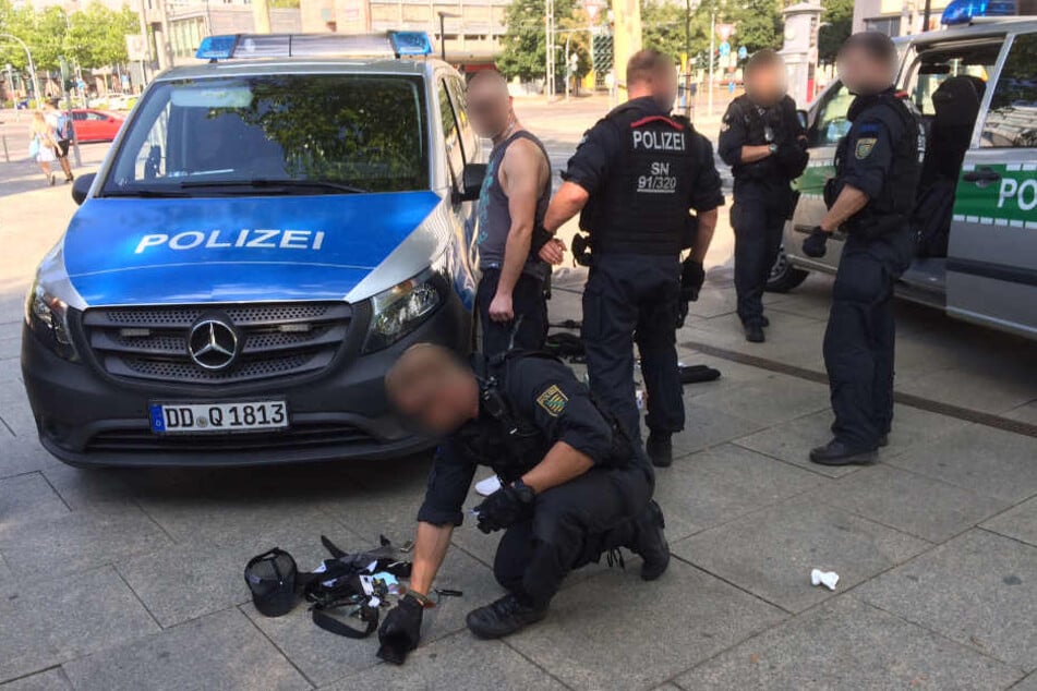 Die Polizei durchsuchte das Gepäck sowie das Fahrrad eines Passanten.