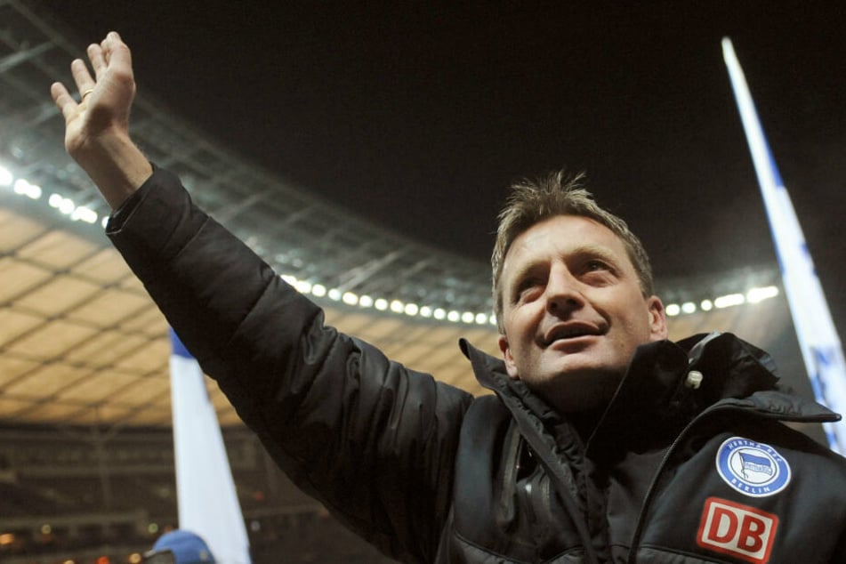 Rainer Widmayer gewann sein einziges Spiel als Hertha-Trainer im DFB Pokal gegen den 1. FC Kaiserslautern. Anschließend feierte ihn die Ostkurve.