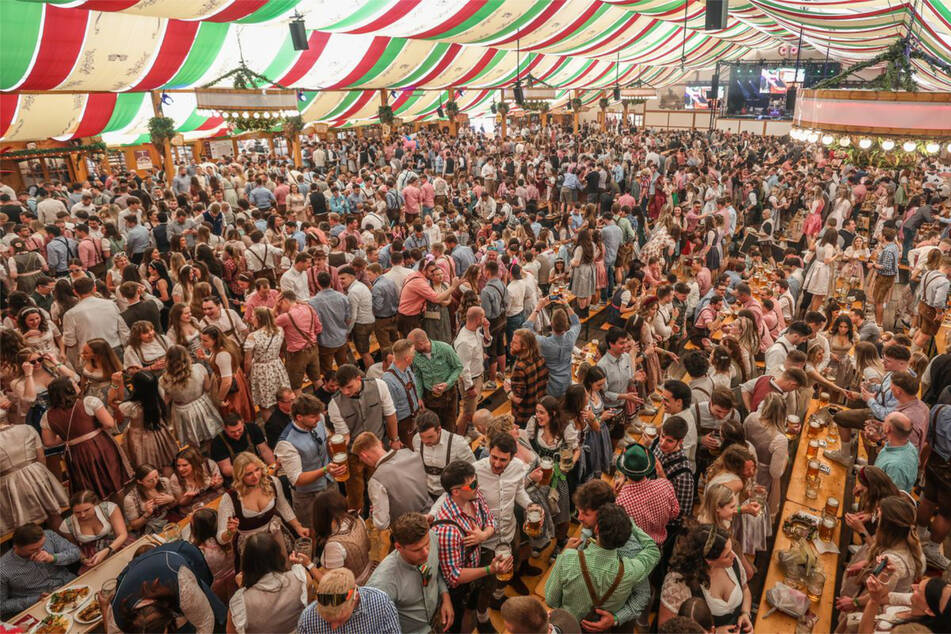 Das Stuttgarter Frühlingsfest ist kurz vor Schluss klar auf Rekordkurs. Bereits die Besucherbilanz zur Halbzeit hat alle Erwartungen übertroffen.