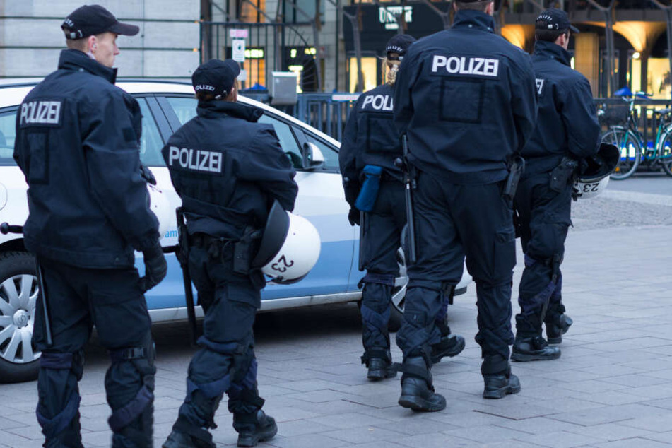 In Halle soll es am Freitagabend zu einem Großeinsatz der Polizei gekommen sein, nachdem auf einer Familienfeier Schüsse abgegeben worden waren. (Symbolbild)