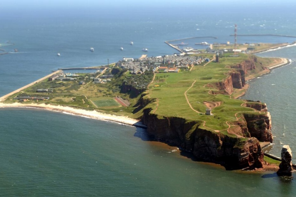 Die Hochseeinsel Helgoland ist aus einem Flugzeug heraus zu sehen.