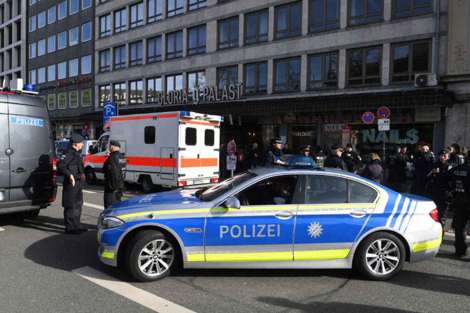 Polizisten stehen am Rande einer Demonstration gegen die Sicherheitskonferenz in München. (Symbolbild)