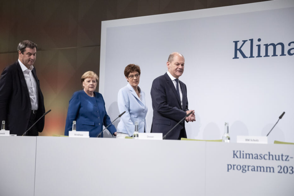 Markus Söder (l-r), Ministerpräsident von Bayern und CSU-Vorsitzender, Bundeskanzlerin Angela Merkel (CDU), Annegret Kramp-Karrenbauer, Bundesministerin der Verteidigung und CDU-Vorsitzende, und Olaf Scholz (SPD), Bundesfinanzminister, bei der Sitzung des