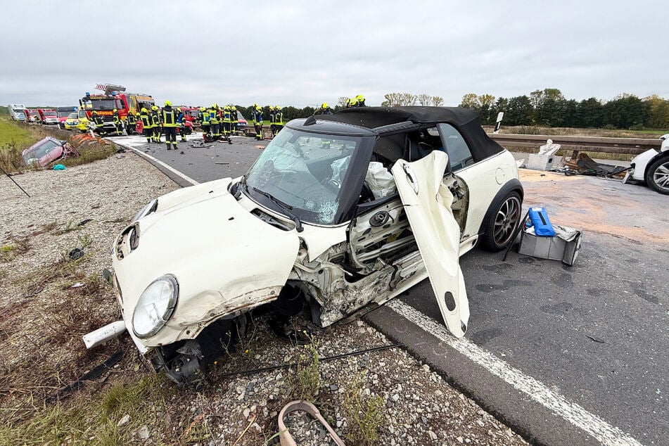 Die Fahrerin (63) des Mini krachte am Sonntagvormittag auf der B243 in den Gegenverkehr.