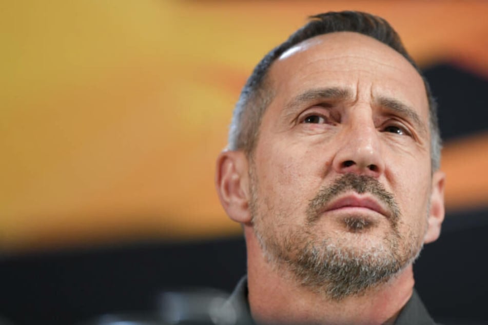 Trotz des eigentlich beruhigenden 4:1-Hinspiel-Siegs ist SGE-Coach Adi Hütter vor dem Rückspiel am Donnerstag in Salzburg skeptisch (Archivbild).