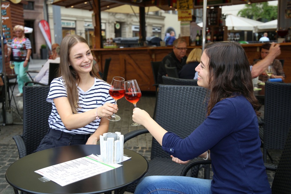 Man kann gemütlich bei Wein zusammensitzen und dem Live-Programm auf der Marktbühne lauschen.