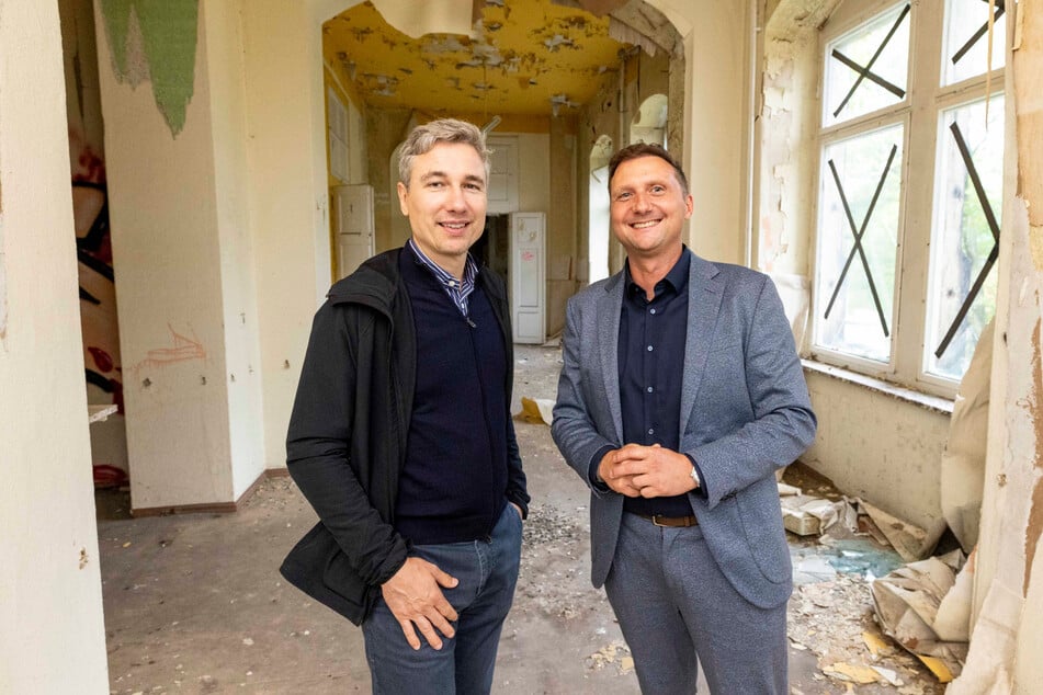 Freuen sich über die Wiederbelebung des verfallenen Ensembles: Baubürgermeister Stephan Kühn (46, Grüne, l.) und Peter Kadur (43), Geschäftsführer der KADUR Gruppe.