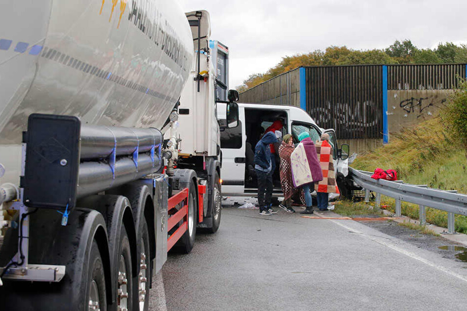 Mindestens neun Menschen wurden bei dem Unfall teilweise schwer verletzt.