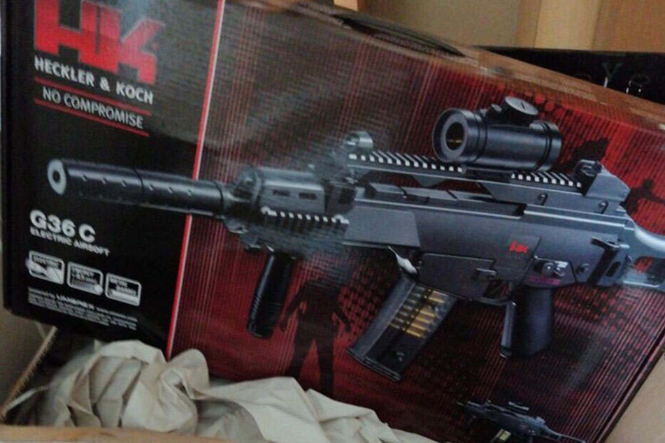 So sah das Paket mit der täuschend echt aussehenden Fake-Waffe aus.