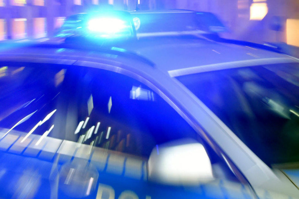 Die Polizei sucht nun nach dem Mann, der dem Raubopfer helfen wollte. (Symbolbild)