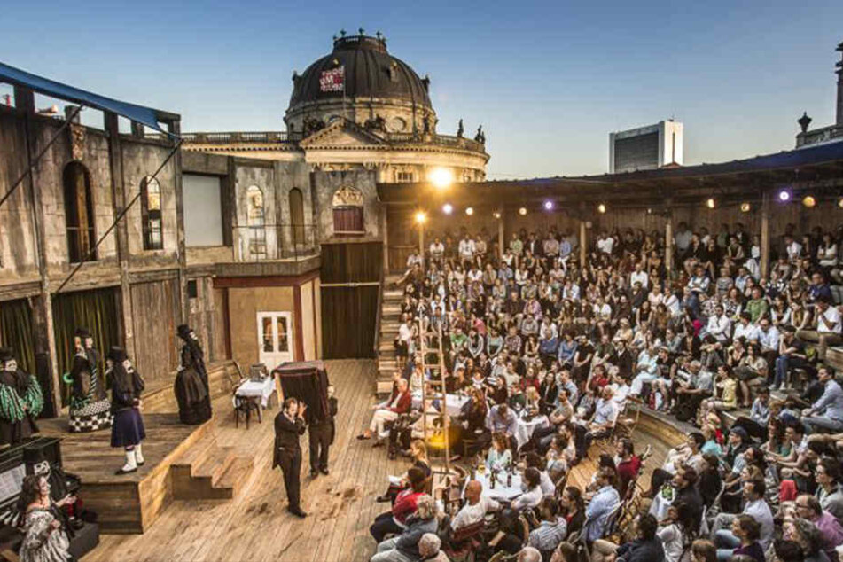 Seit 1998 spielt das Ensemble im Monbijoupark gegenüber der Museumsinsel Theater. Inzwischen gehören neben dem Amphitheater und der Märchenhütte auch die Strandbar und eine Tanzfläche direkt am Wasser dazu.