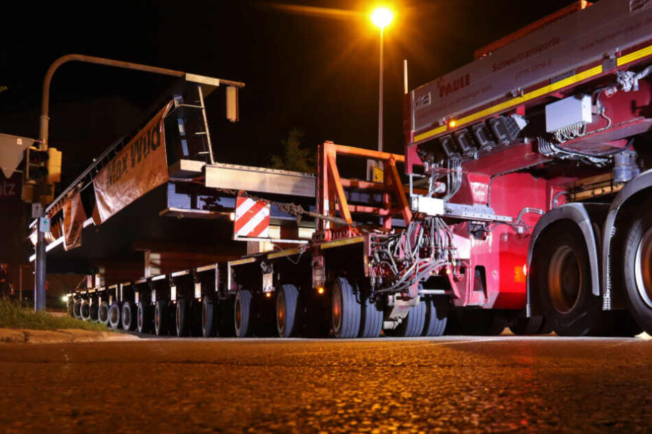 Bei Schwertransporten ist oft Maßarbeit gefragt. Hier wird ein riesiges Stahlbauteil für eine Eisenbahnbrücke transportiert.