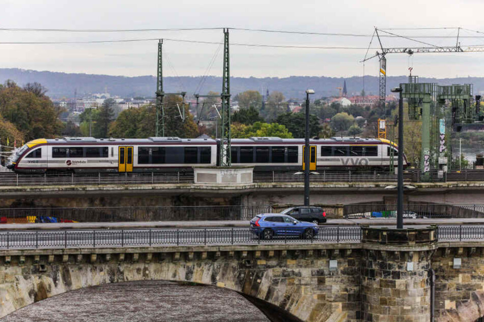 Die Städtebahn auf der Dresdner Marienbrücke.