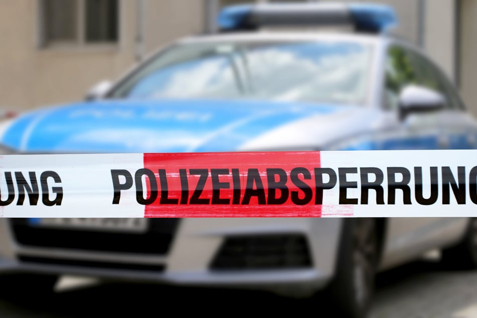 Im Laufe des Vormittags suchten laut Polizei Spürhunde das Gebäude ab, fanden allerdings keine verdächtigen Gegenstände. (Symbolbild)