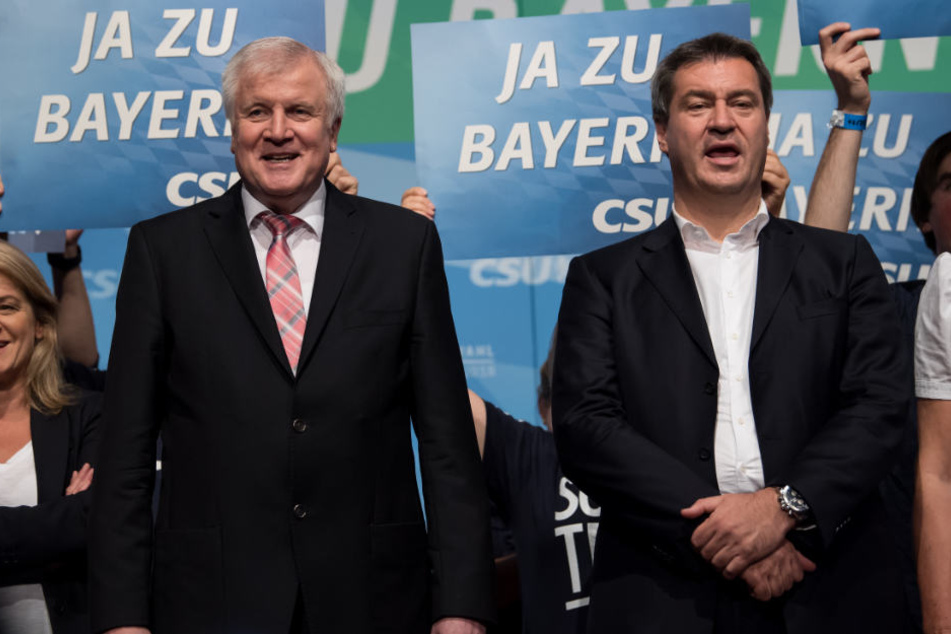 Markus Söder (r) wollte sich nach der Wahl-Pleite nicht zur Causa Seehofer äußern.