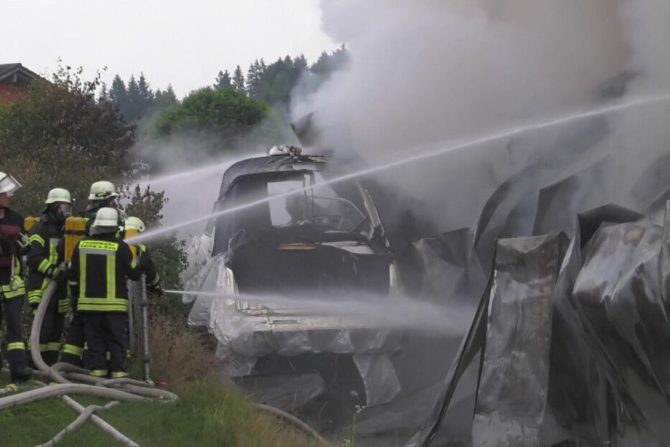Mehr als 160 Einsatzkräfte brachten das Großfeuer im Gewerbegebiet unter Kontrolle und verhinderten Schlimmeres.