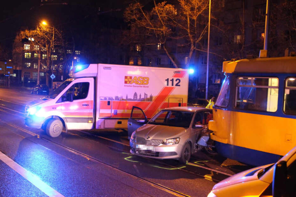 Eine Straßenbahn krachte auf der Dresdner Straße in die Fahrerseite eines Skoda, weil dessen Fahrer (75) die Tram übersehen hatte.