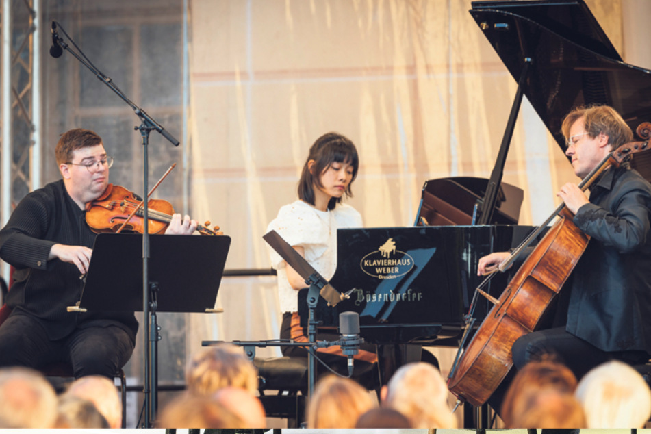 Jan Vogler (58, r.) mit Tiffany Poon (25) und Chad Hoopes (28) beim Eröffnungstrio des Konzerts.