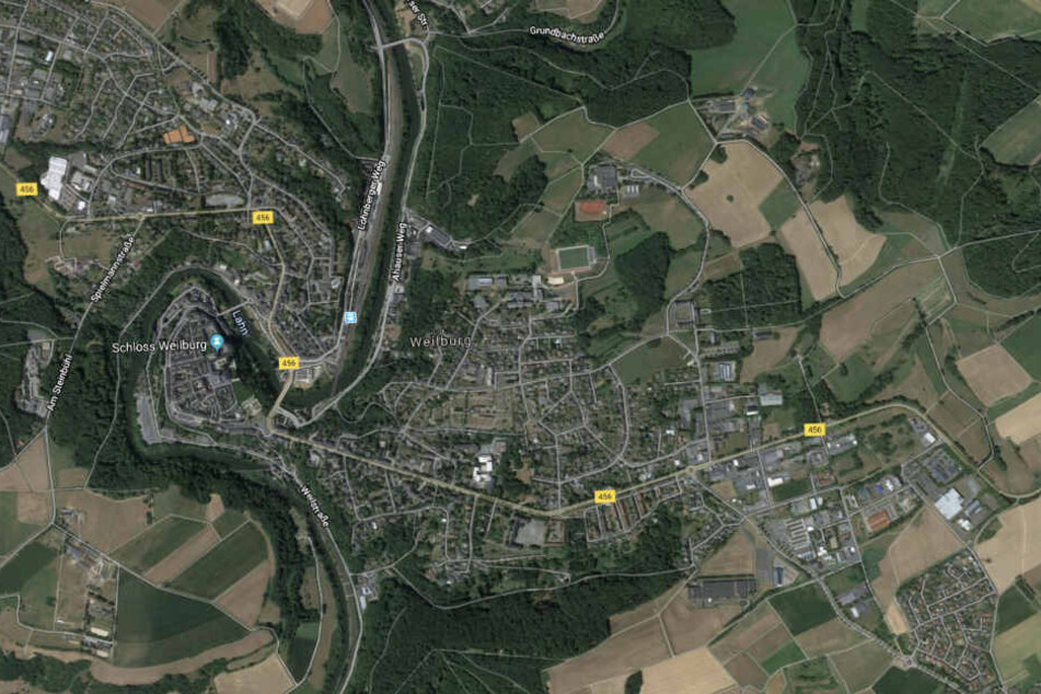 Die Bombe explodierte auf einem Feld.