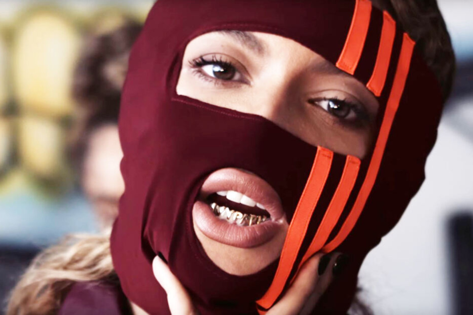 "Ivy Park"-Grillz und adidas Maske ergänzen die Kollektion.