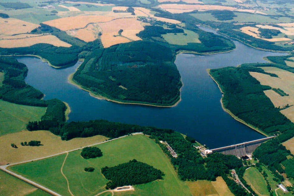Die Talsperre Dröda (Vogtlandkreis) besitzt zwei Arme: Sie staut sowohl den Feilebach als auch dessen Nebenfluss Schafbach.