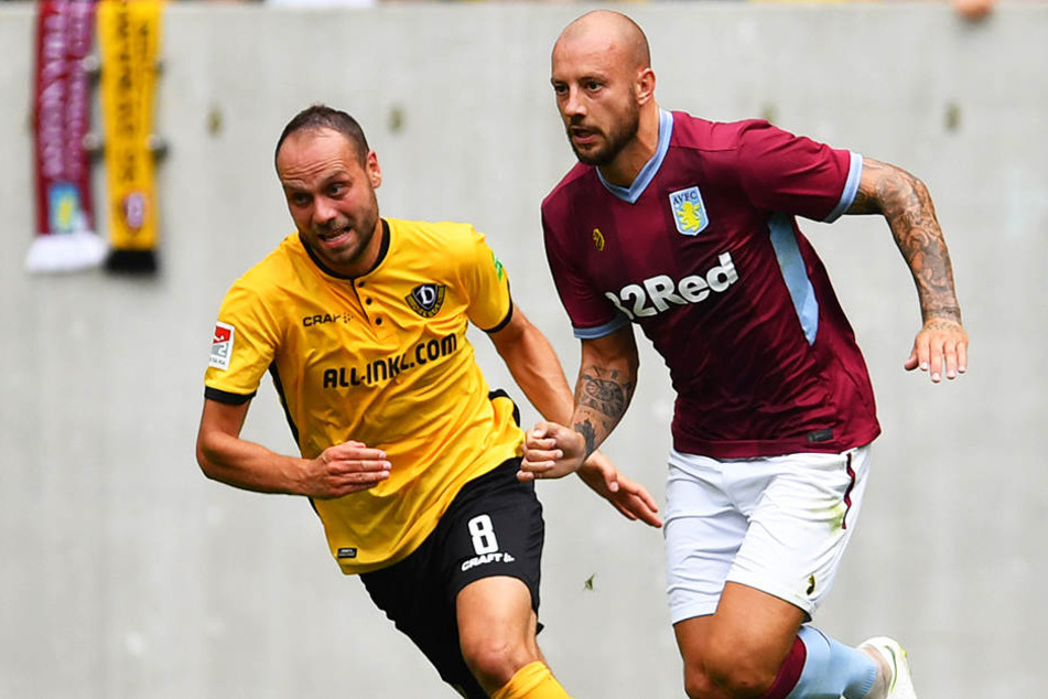 Villas erfahrener Rechtsverteidiger Alan Hutton (r.) beim Vorbereitungsspiel in Dresden im Duell mit Dynamos Rico Benatelli.