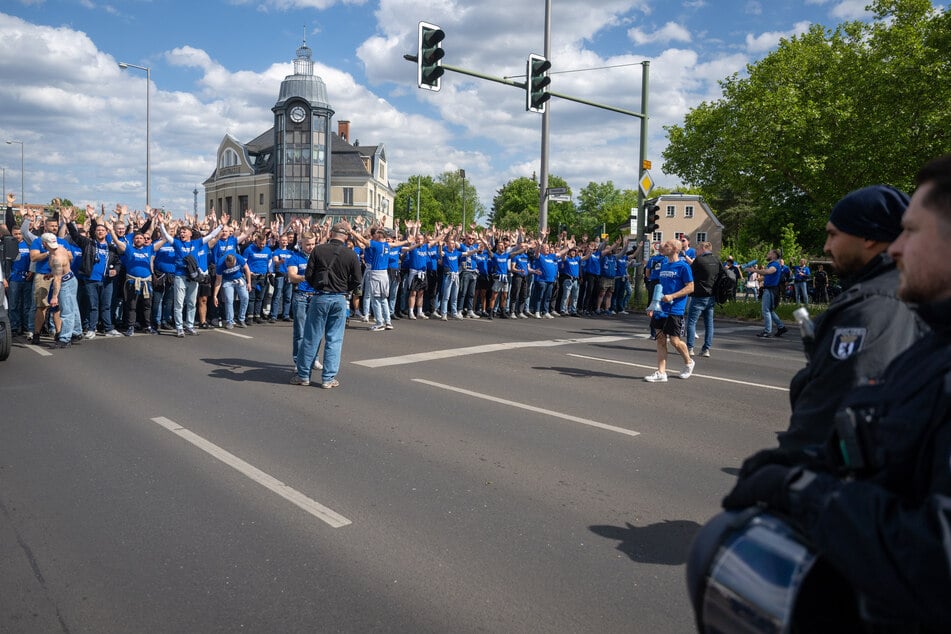 Gemeinsames Einklatschen auf Berlins Straßen! Die Bielefelder Fans sind dem Motto "Alle in Blau" gefolgt.
