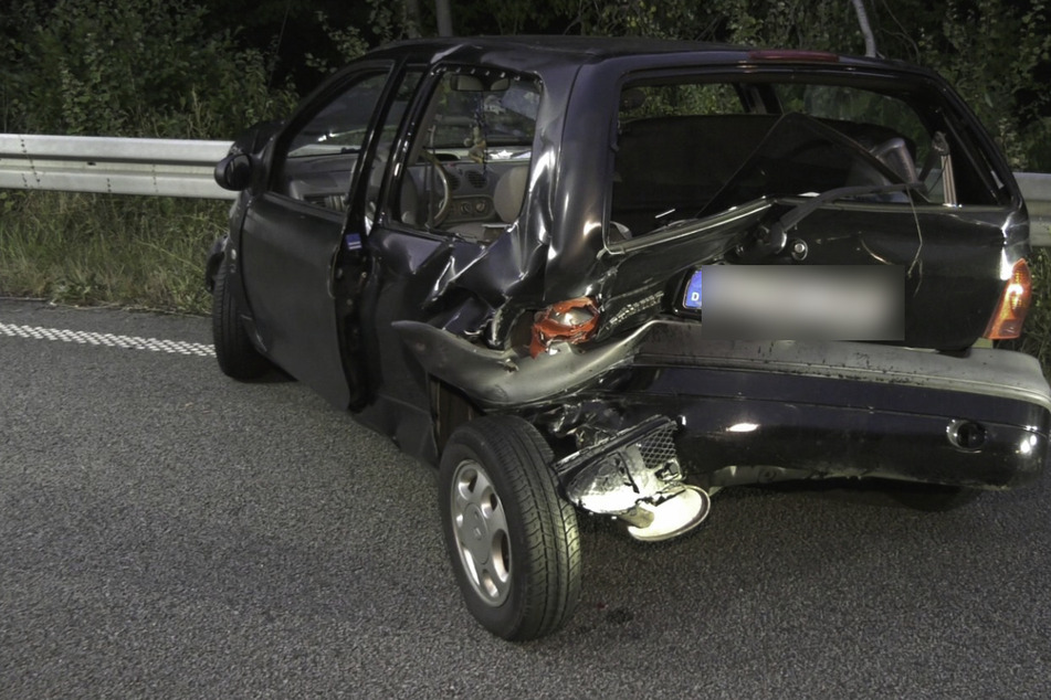 Der Renault Twingo war in die Leitplanke gekracht, der Fahrer und seine Beifahrerin wurden im Auto eingeklemmt.