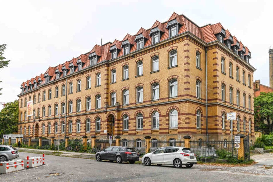 Später als geplant soll das Justizministerium ausziehen - und zwar in dieses Gebäude am Bahnhof Neustadt.