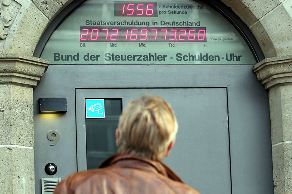 2011 stand die Schuldender noch bei 2072,16 Milliarden Euro. Seit dem sinkt die Zahl leicht.