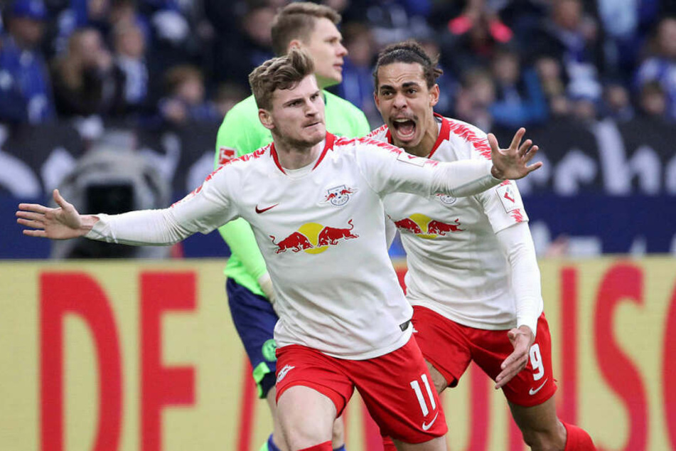 Timo Werner (l.) erzielte in der Veltins-Arena das 1:0. Gemeinsam mit Sturmpartner Yussuf Poulsen (r.) ist er mit jeweils zwölf Ligatoren Topscorer der Bullen.