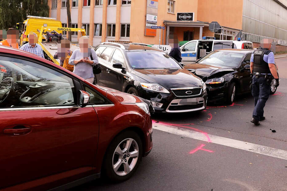 Der rechte Kleinwagen krachte wahrscheinlich in den mittleren Kombi und schob diesen gegen den orangenen Wagen.