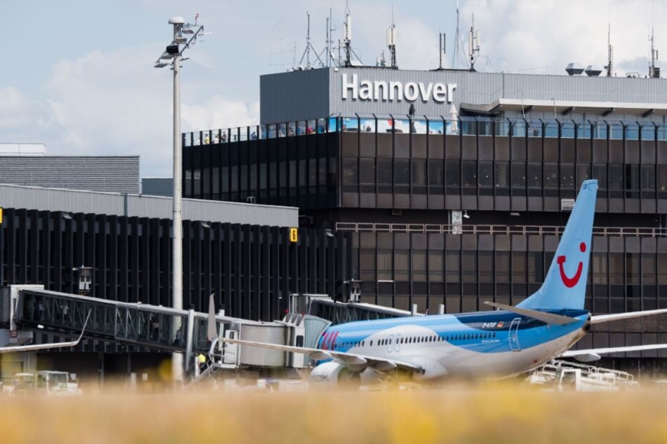 Eine Boeing 737-800 der Tuifly steht am Flughafen Hannover.