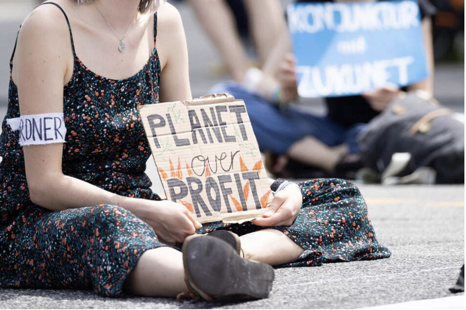 Unter anderem Aktivisten der "Fridays For Future"-Bewegung sind unter den 16 Beschwerdeführern.