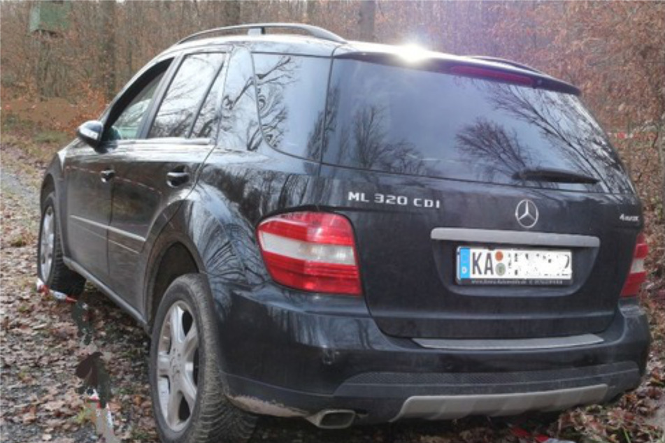 Dieser SUV Mercedes-Benz, M-Klasse mit KA-Kennzeichen spielt für die Ermittler eine wichtige Rolle.