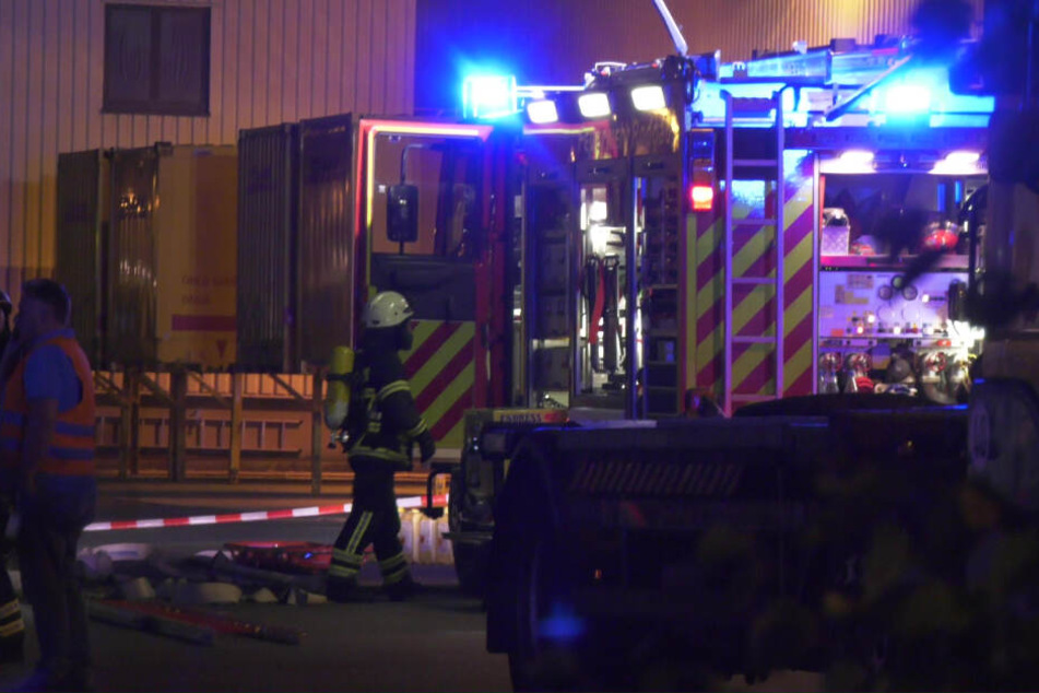 Die Feuerwehr untersuchte den Container nach Schadstoffen (Symbolfoto).
