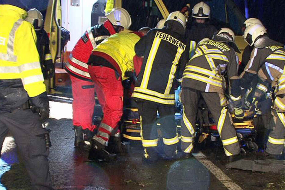 Der Mercedes-Fahrer musste schwerverletzt in ein Krankenhaus gebracht werden.