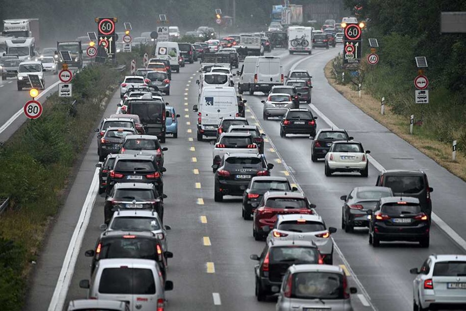 Es dauerte über eine Stunde, bis der Stau sich auflöste. (Symbolbild)