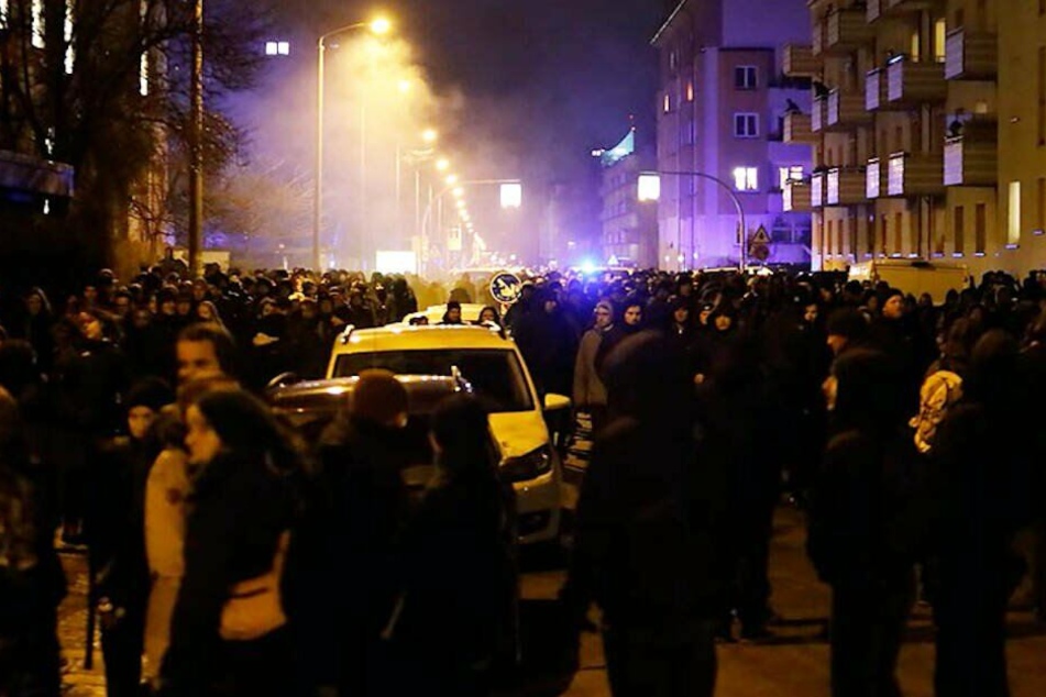 Etwa 500 Demonstranten zogen am Tag nach der Durchsuchung durch den Leipziger Süden.