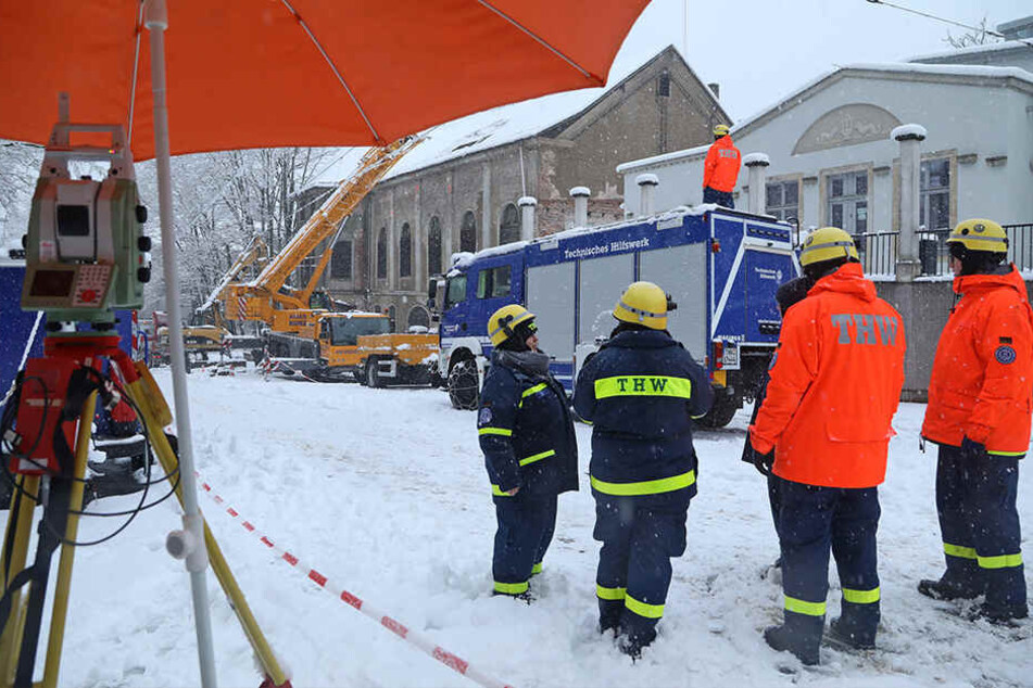 Die Helfer des THW kämpften mit Schneemassen.