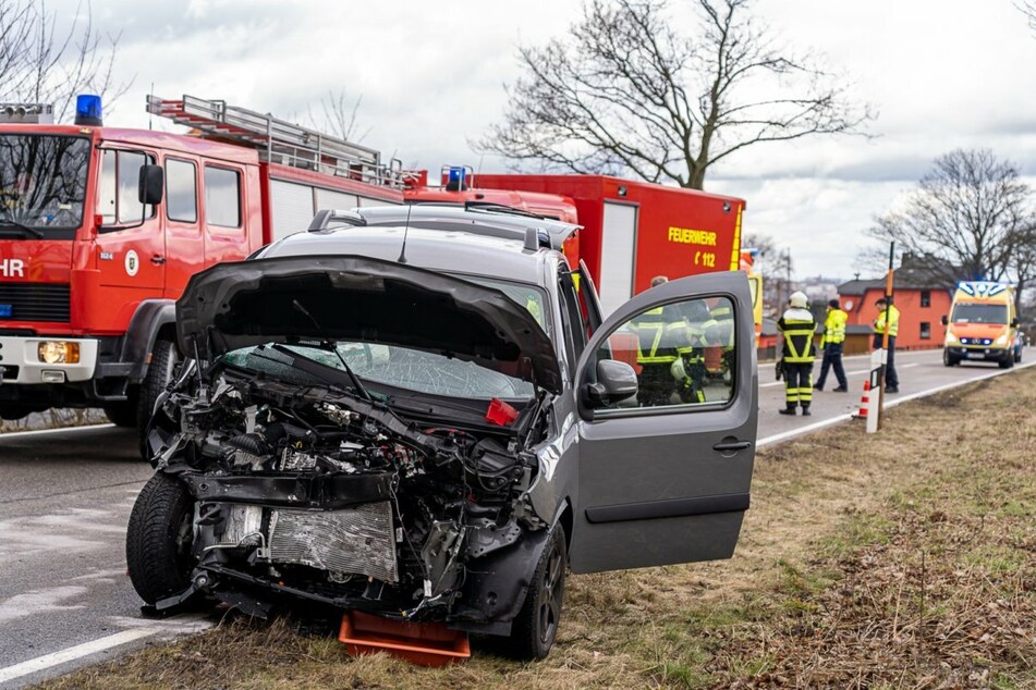Eine Mercedesfahrerin geriet auf die Gegenfahrbahn und kollidierte dort mit einem anderen Auto.