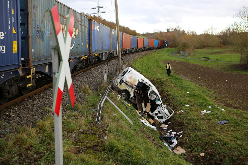 Im Landkreis Göttingen kam es am Mittwoch zu einem Unfall mit einem Auto und einem Güterzug.